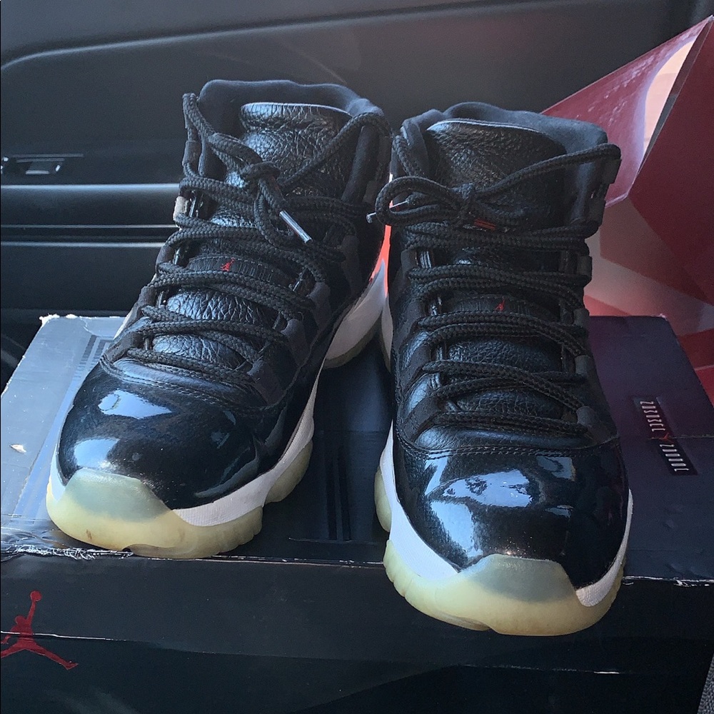 Size: 10 Jordan 11 72-10